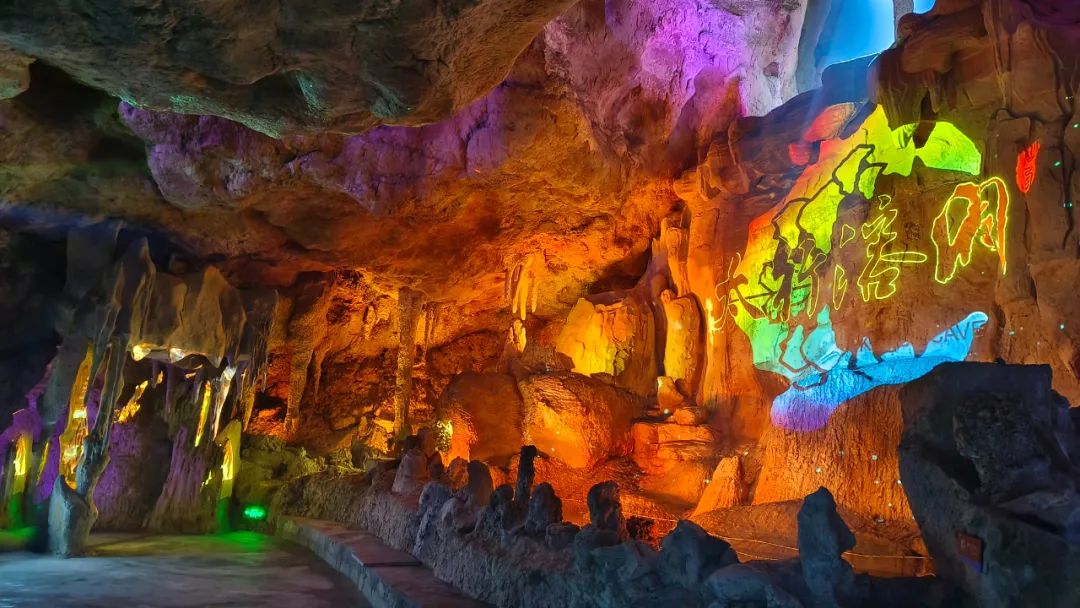 2023年8月鷹米講解為山西太行溶洞風景區提供自助導覽設備<